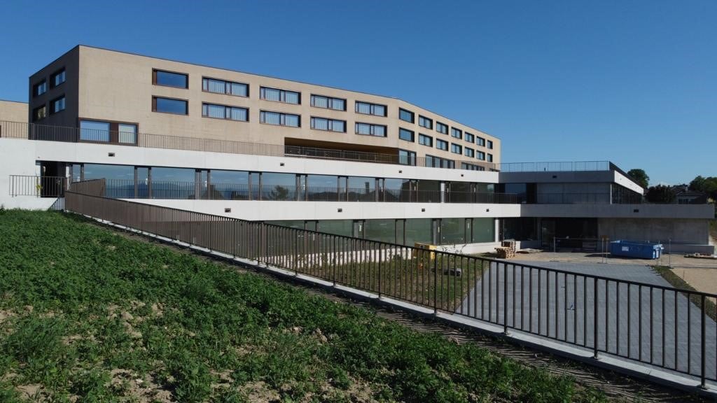 Garde-corps à barreaux verticaux le long d’un talus, devant le gymnase — Gymnase de la Broye, Payerne (VD)