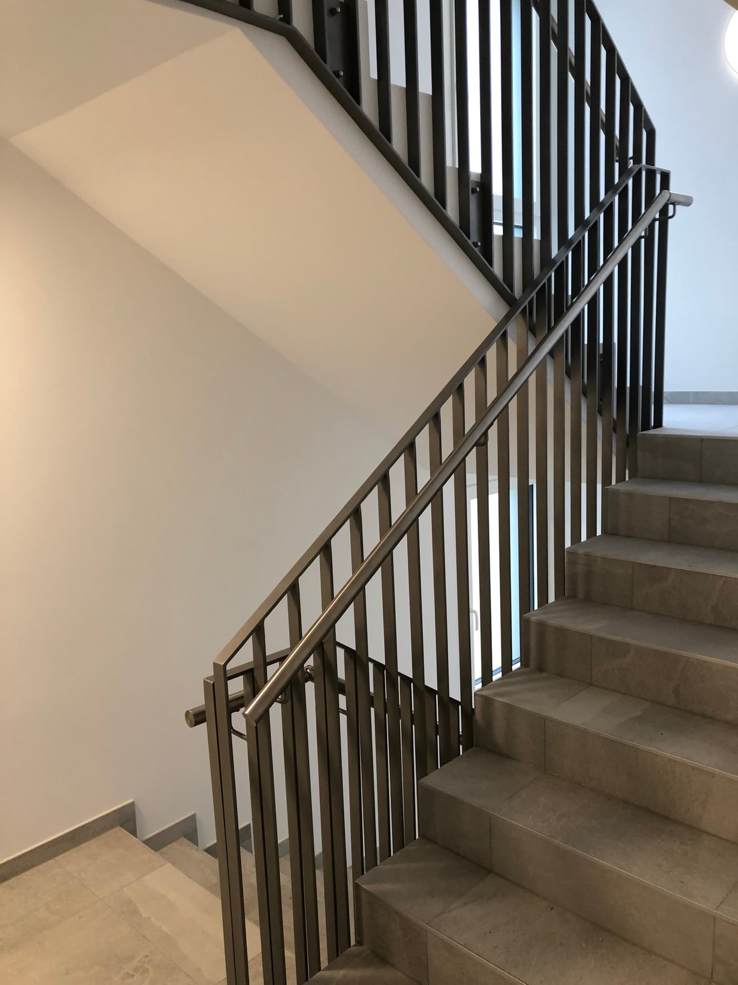 Cage d’escalier : garde-corps à barreaux verticaux et main courante — Sous-Balme, Veyrier (GE)