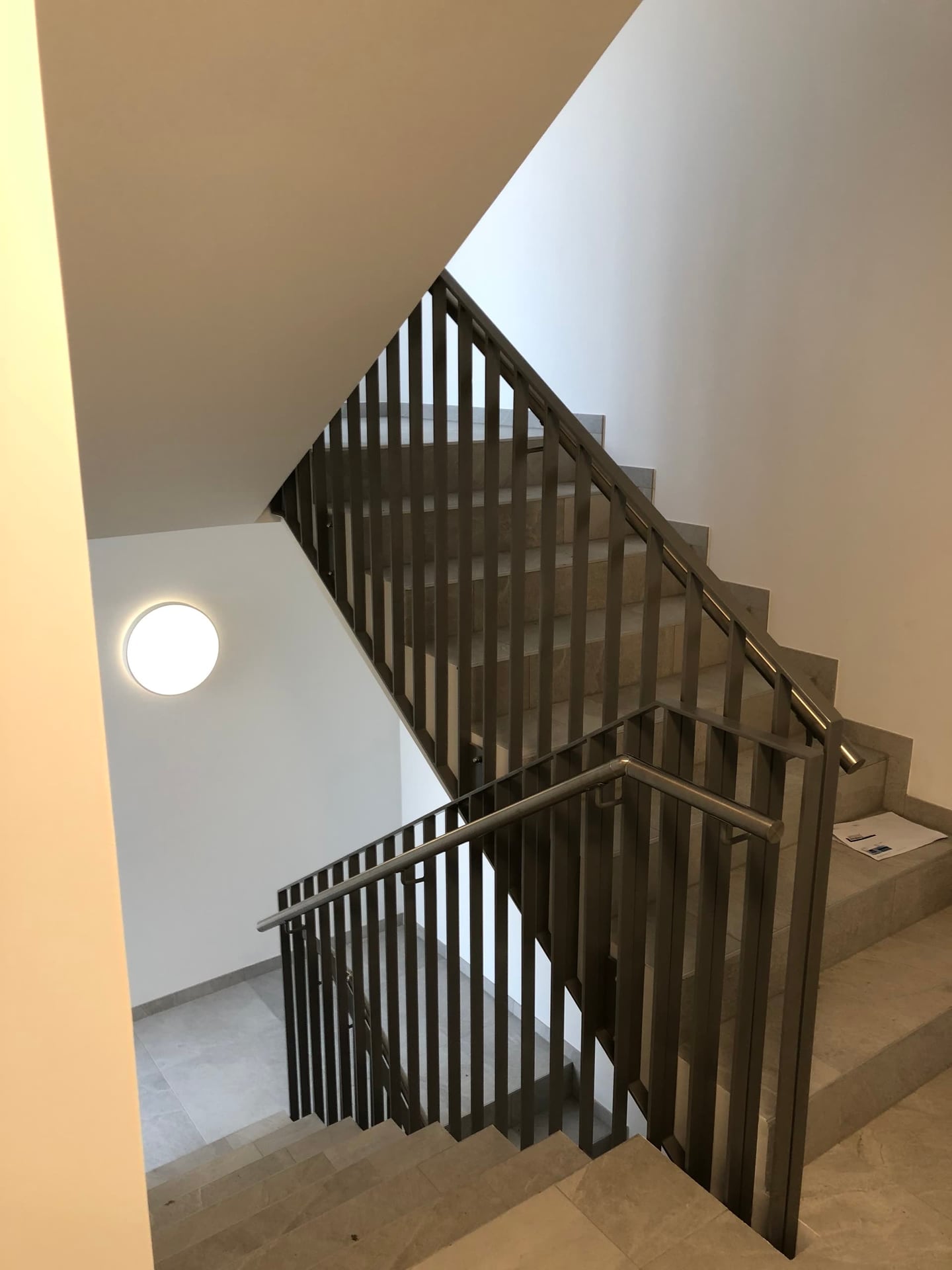 Volées d’escalier avec garde-corps à barreaux verticaux, vues d’en bas — Sous-Balme, Veyrier (GE)