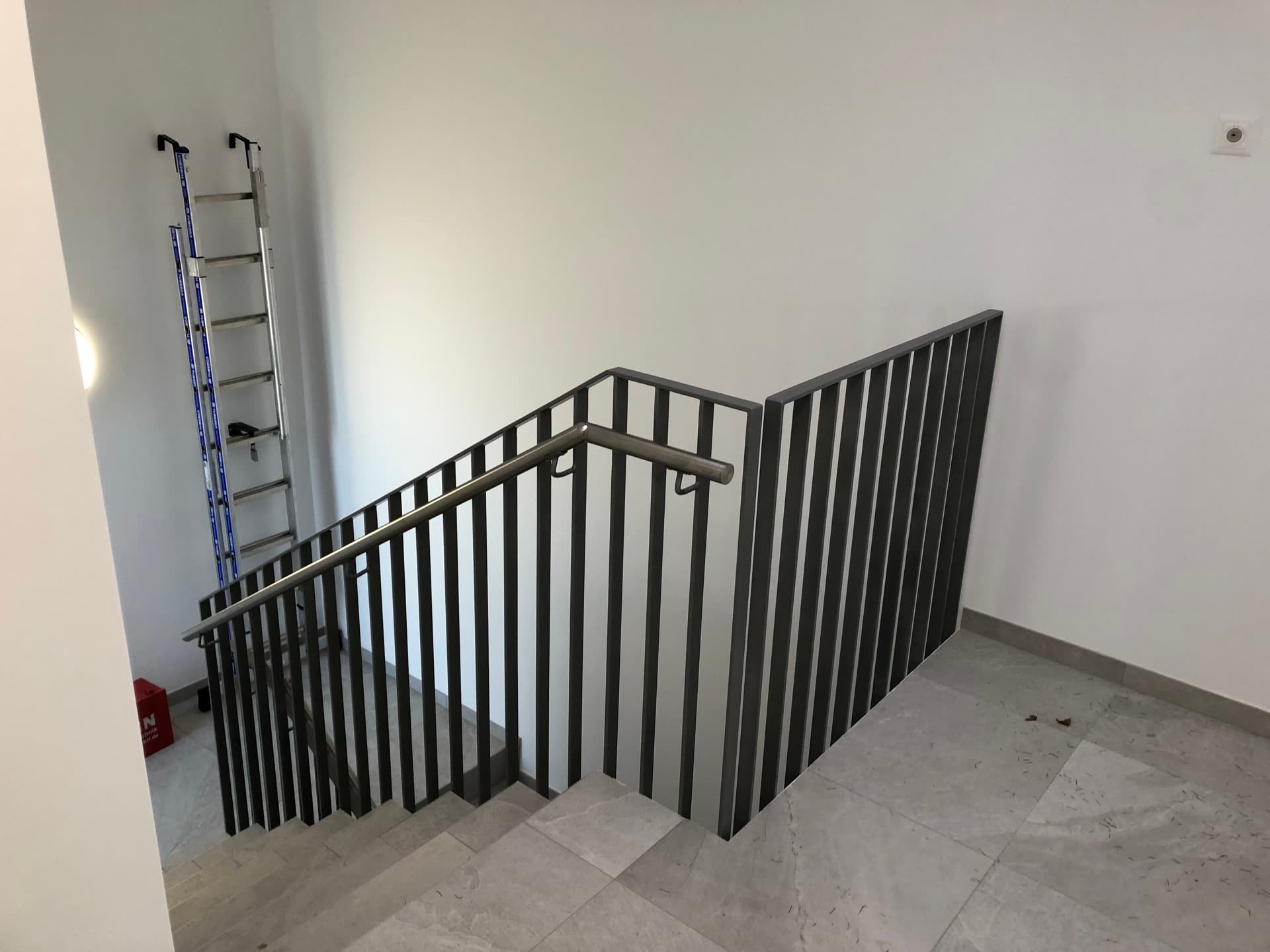 Palier d’escalier : garde-corps à barreaux verticaux et main courante — Sous-Balme, Veyrier (GE)