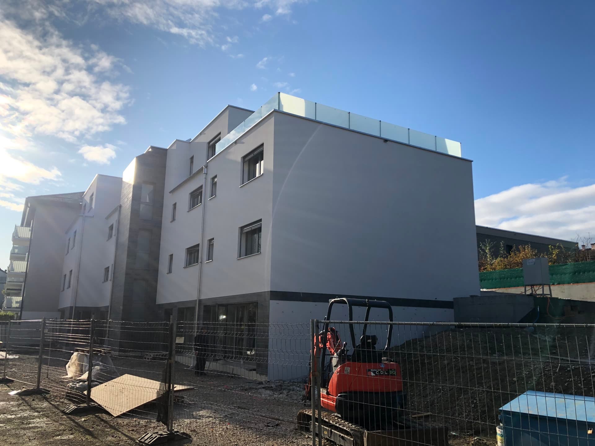 Immeuble en fin de chantier, garde-corps vitrés en attique — Sous-Balme, Veyrier (GE)