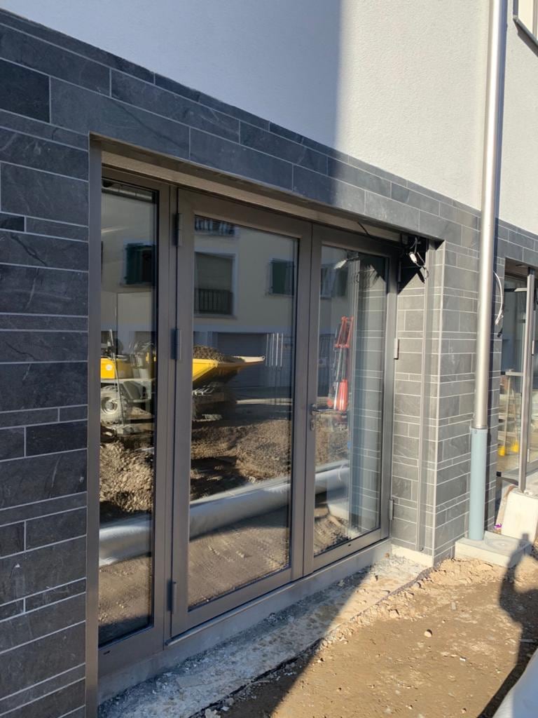 Châssis vitré en aluminium dans une façade habillée d’ardoise — Sous-Balme, Veyrier (GE)