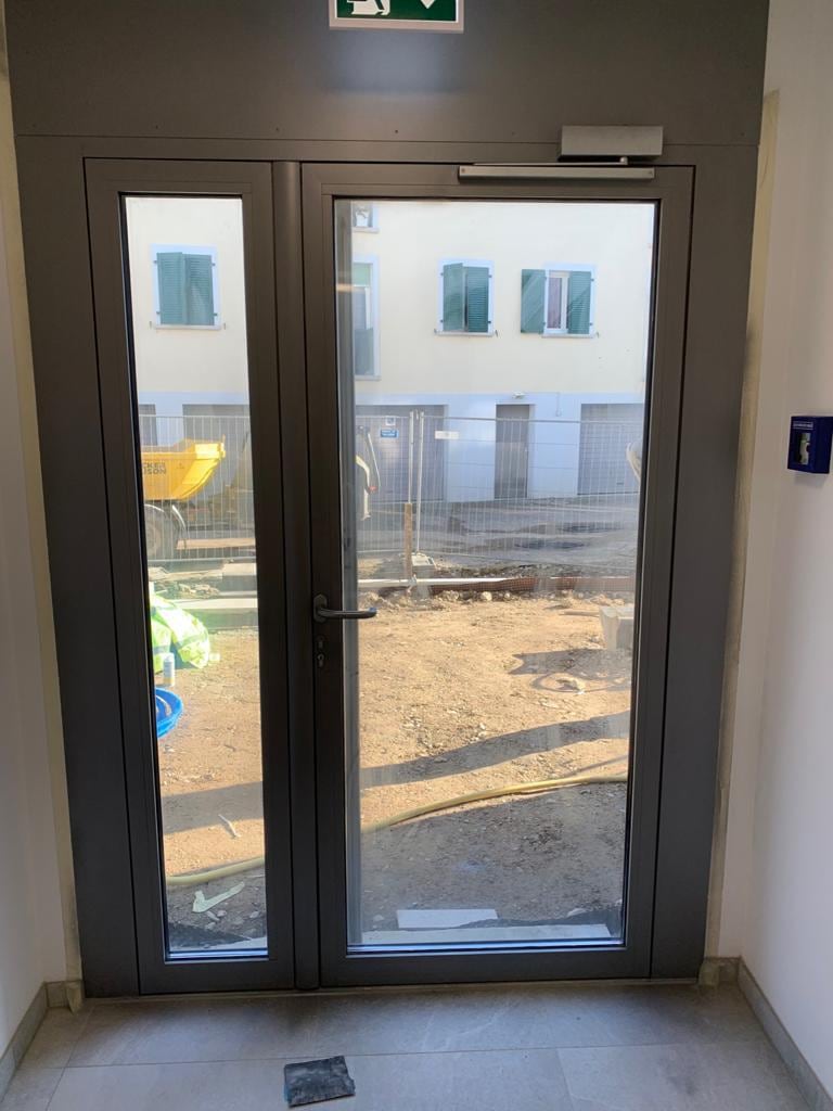 Porte d’entrée double vitrée en aluminium, vue de l’intérieur — Sous-Balme, Veyrier (GE)