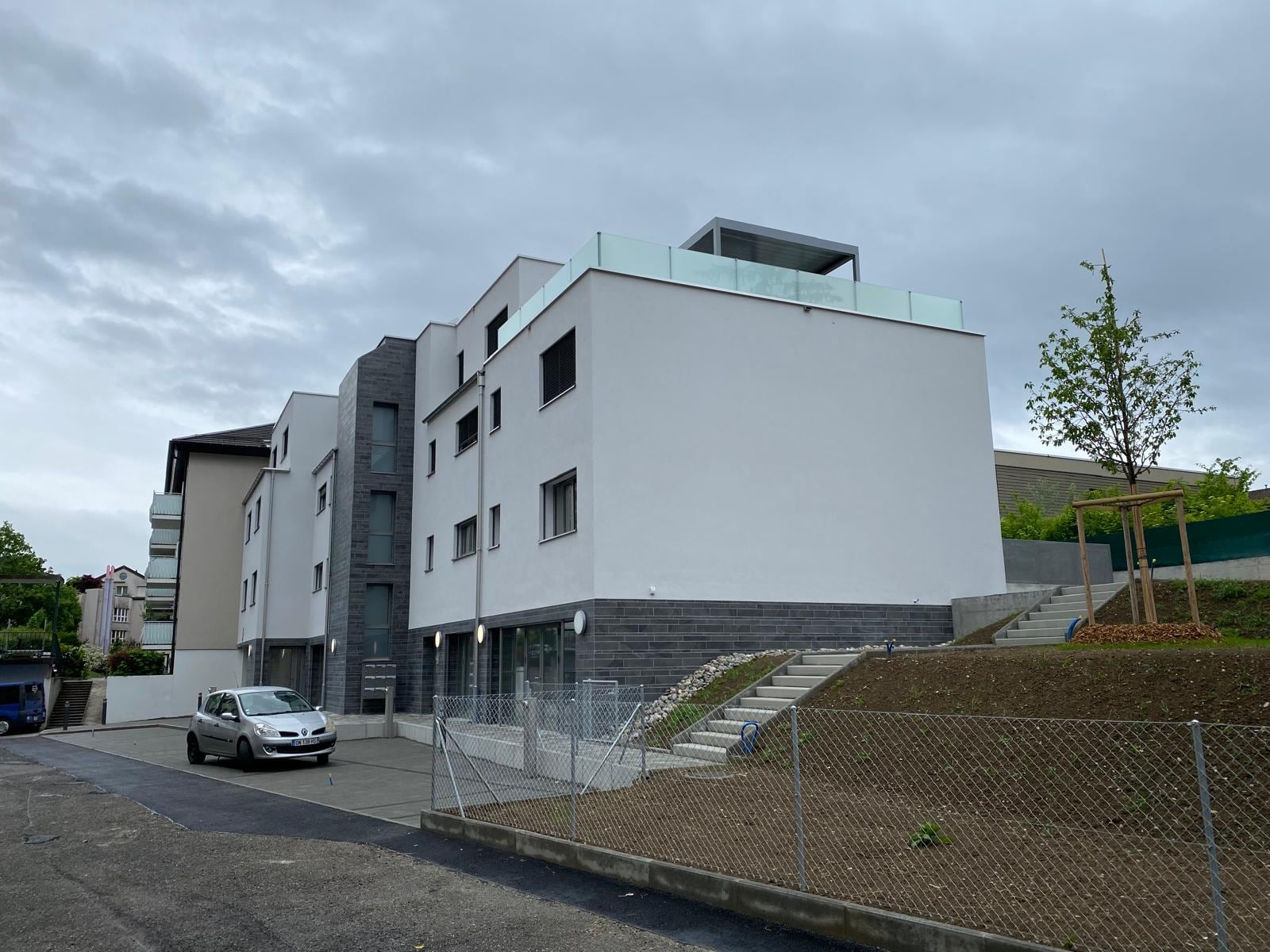 Immeuble terminé avec garde-corps vitrés en attique — Sous-Balme, Veyrier (GE)