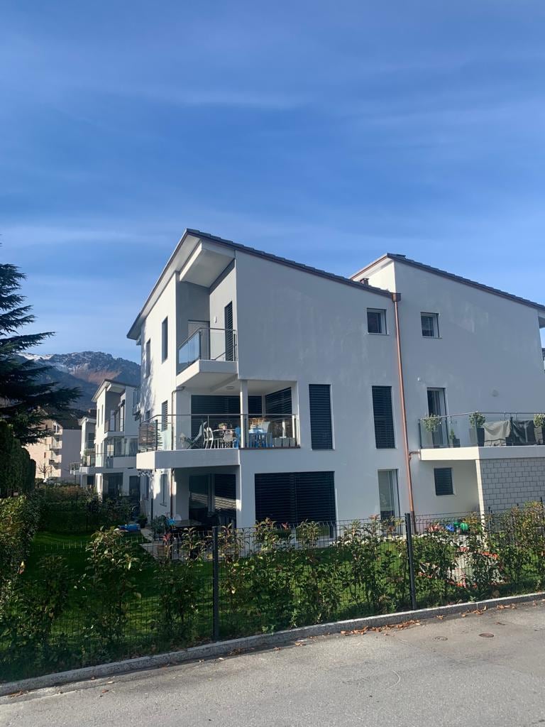 Immeuble blanc avec balcons et garde-corps — Charmettes, Aigle (VD)