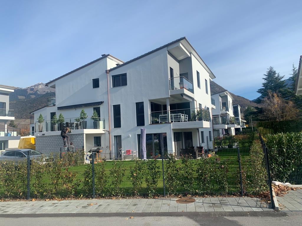 Immeubles blancs avec balcons et garde-corps — Charmettes, Aigle (VD)