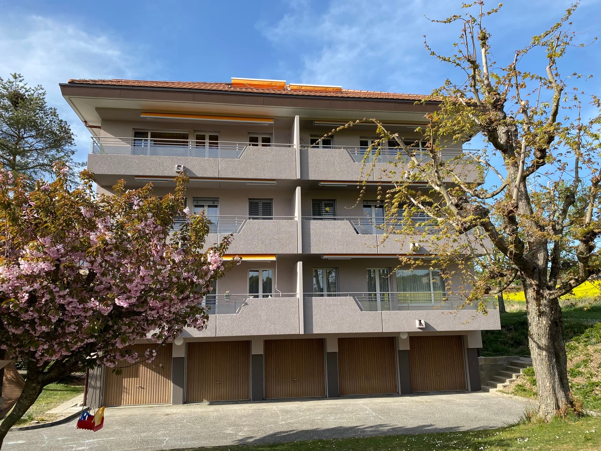 Immeuble de trois étages sur garages, balcons à garde-corps métalliques — Etangs 1 & 2, Penthalaz (VD)