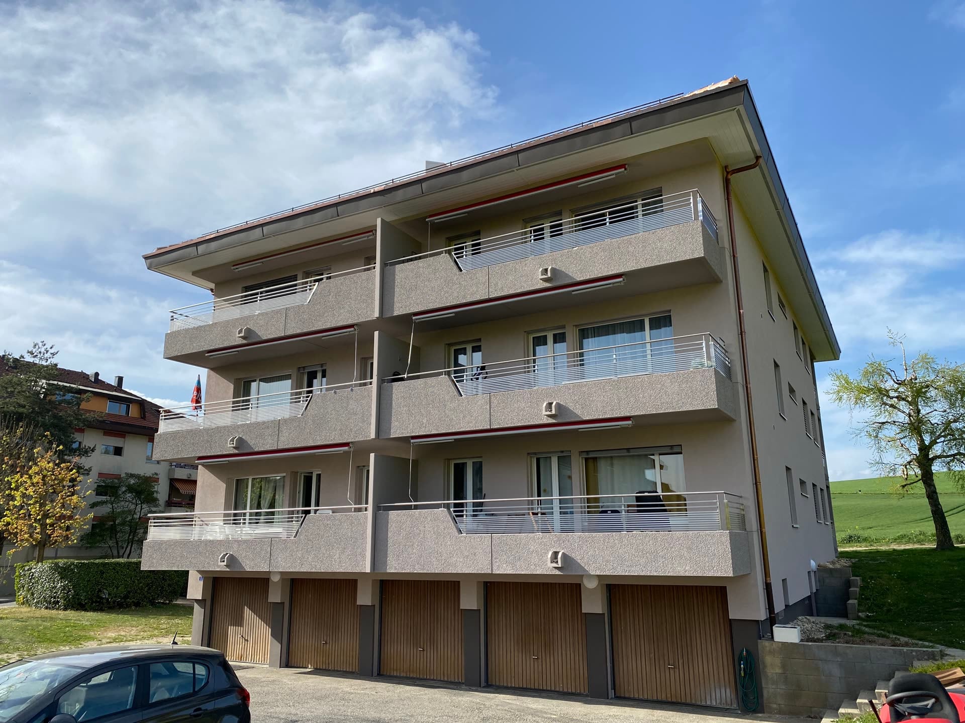 Immeuble vu de trois quarts, balcons à garde-corps métalliques — Etangs 1 & 2, Penthalaz (VD)