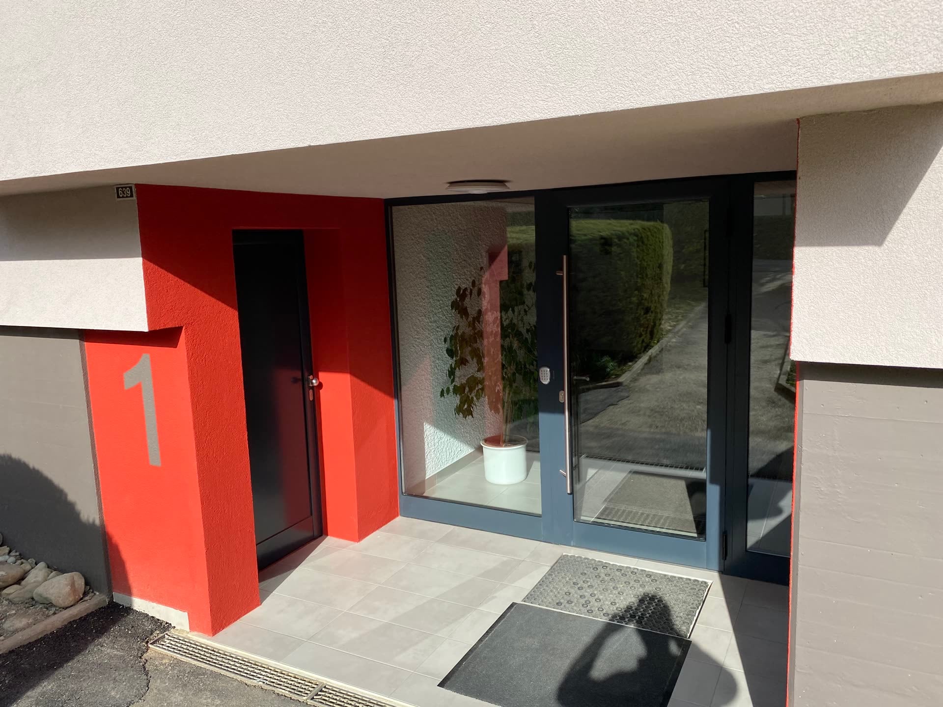 Entrée vitrée en aluminium et porte de service — Etangs 1 & 2, Penthalaz (VD)