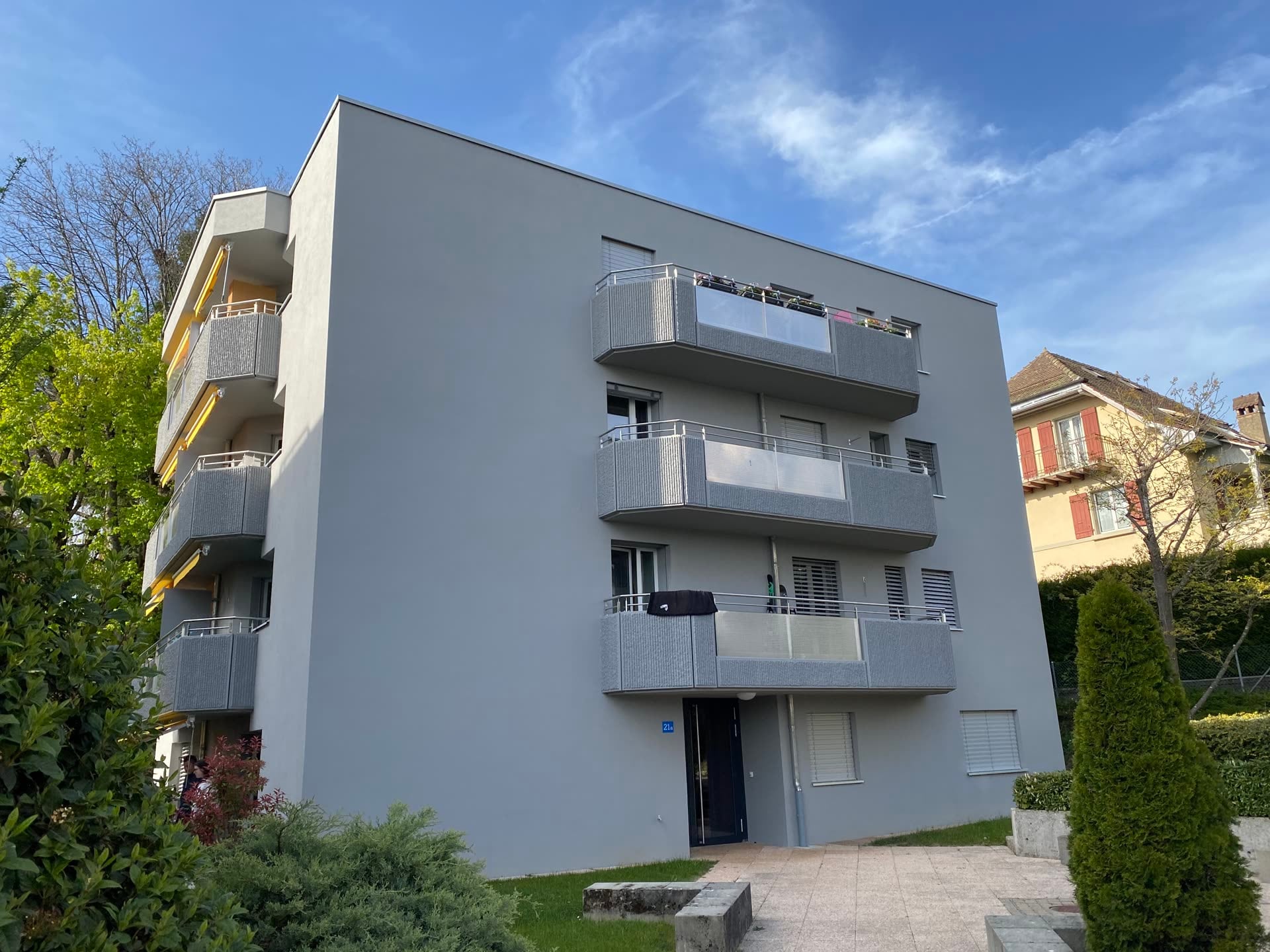 Immeuble de quatre niveaux, balcons habillés de panneaux métalliques et garde-corps — Chailly, Lausanne (VD)