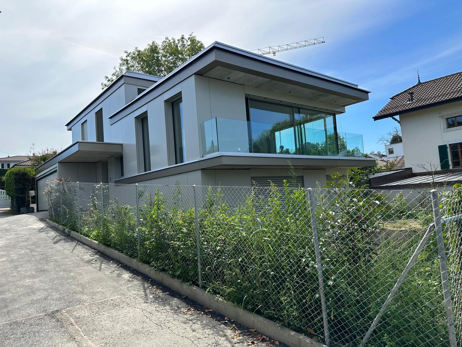 Villa contemporaine, balcon en porte-à-faux à garde-corps vitré — Perles, Anières (GE)