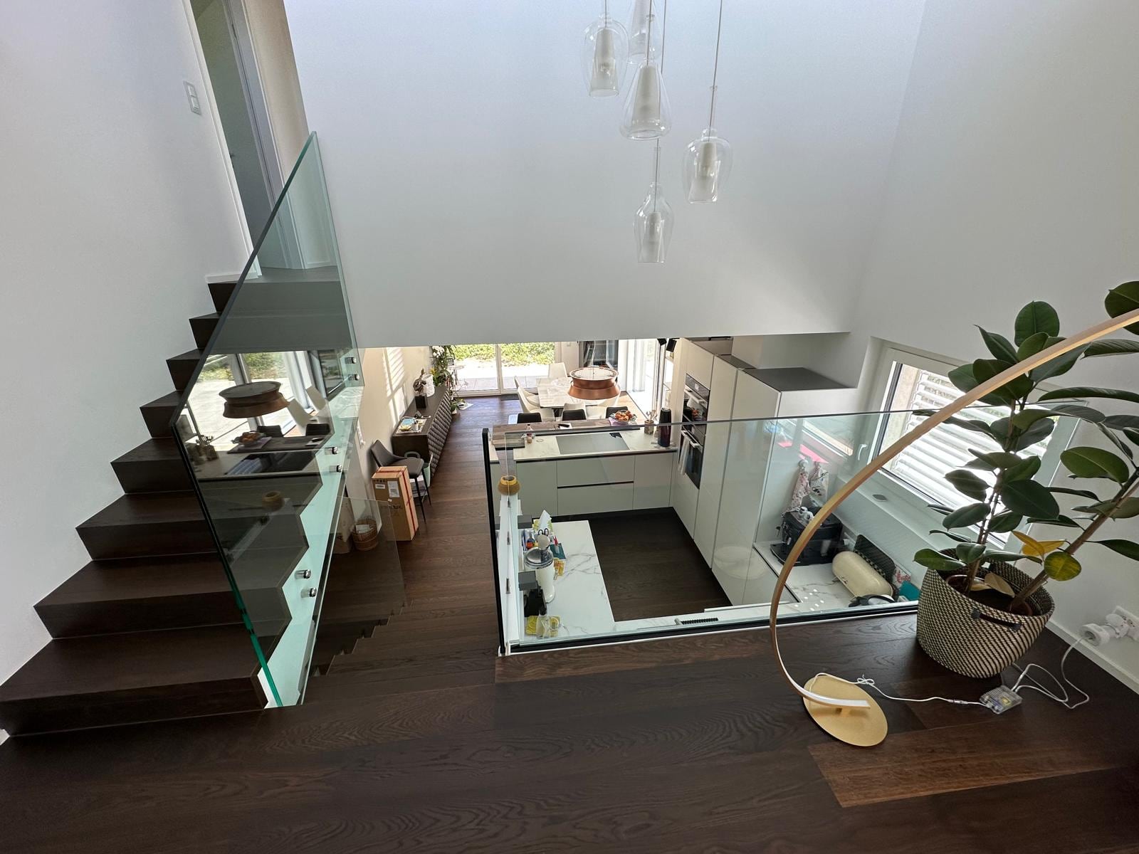 Escalier intérieur à marches bois bordé d’un garde-corps en verre — Perles, Anières (GE)