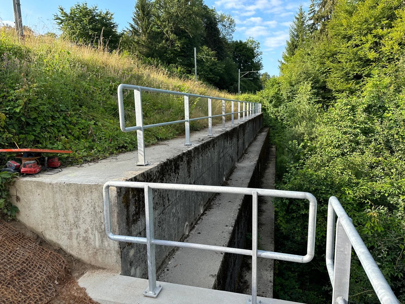 Garde-corps en tube galvanisé fixés sur des murs de soutènement — CFF, Montagny (FR)