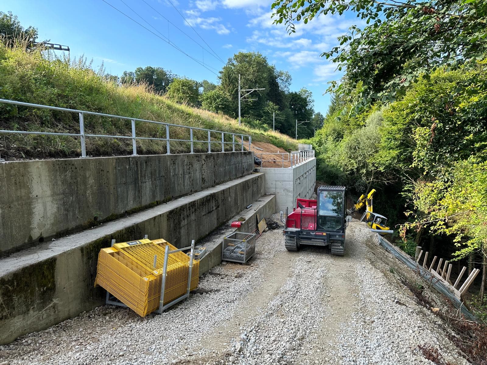 Murs de soutènement en gradins coiffés d’un garde-corps, en cours de chantier — CFF, Montagny (FR)
