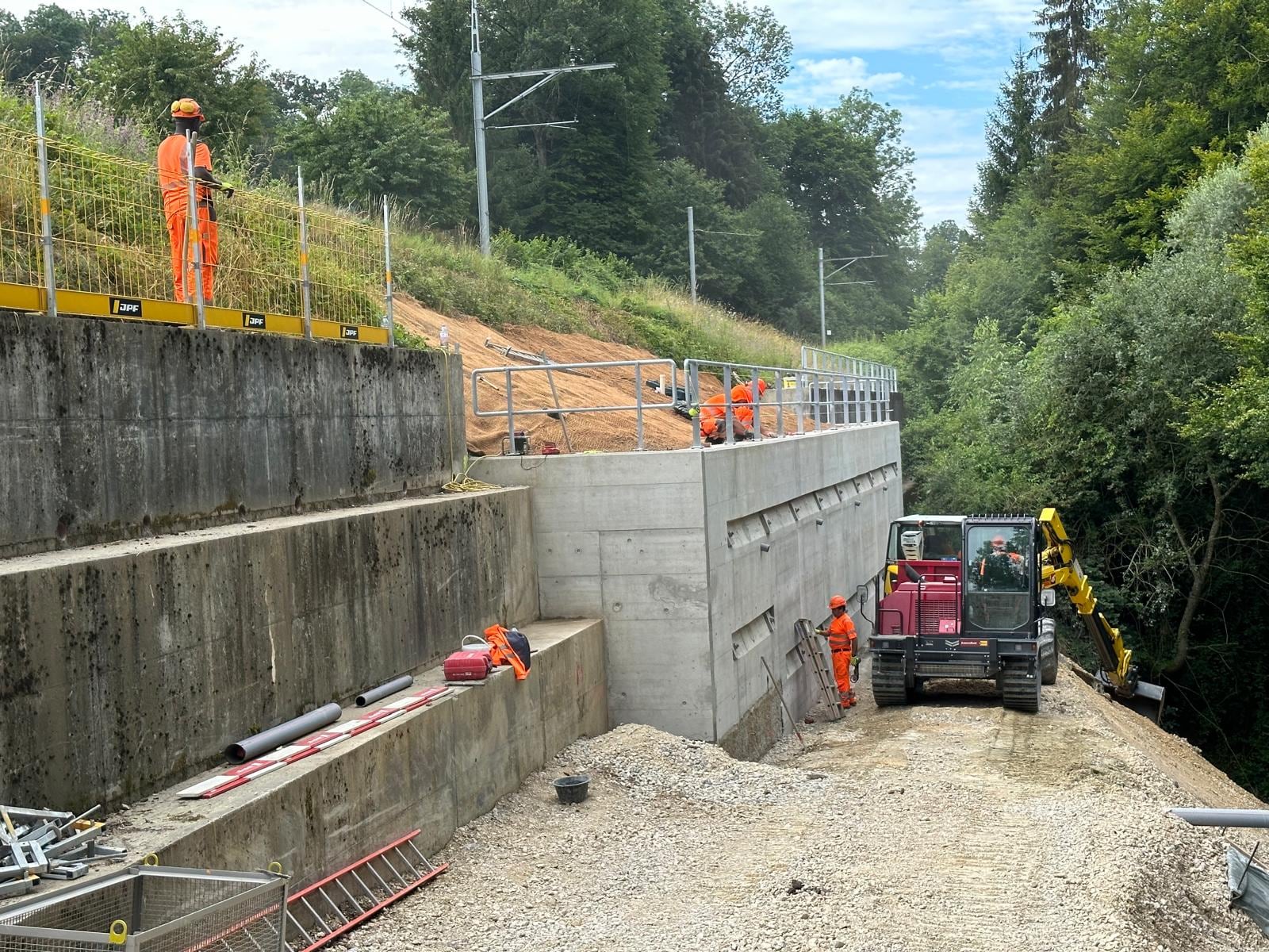Équipes sur les murs de soutènement pendant la pose des garde-corps — CFF, Montagny (FR)