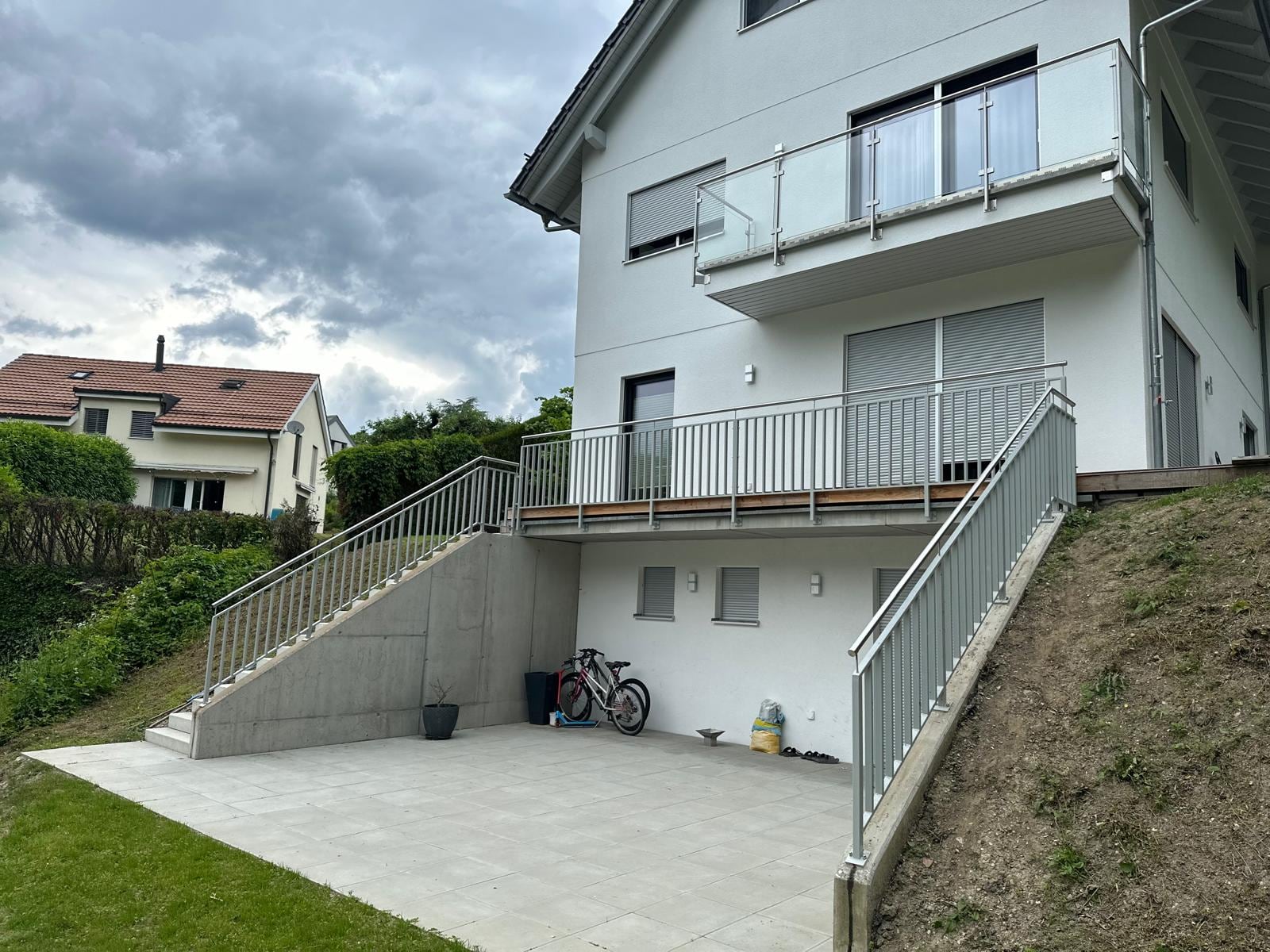 Maison : escalier extérieur et terrasse bordés de garde-corps à barreaux verticaux — Lignolets, Nyon (VD)