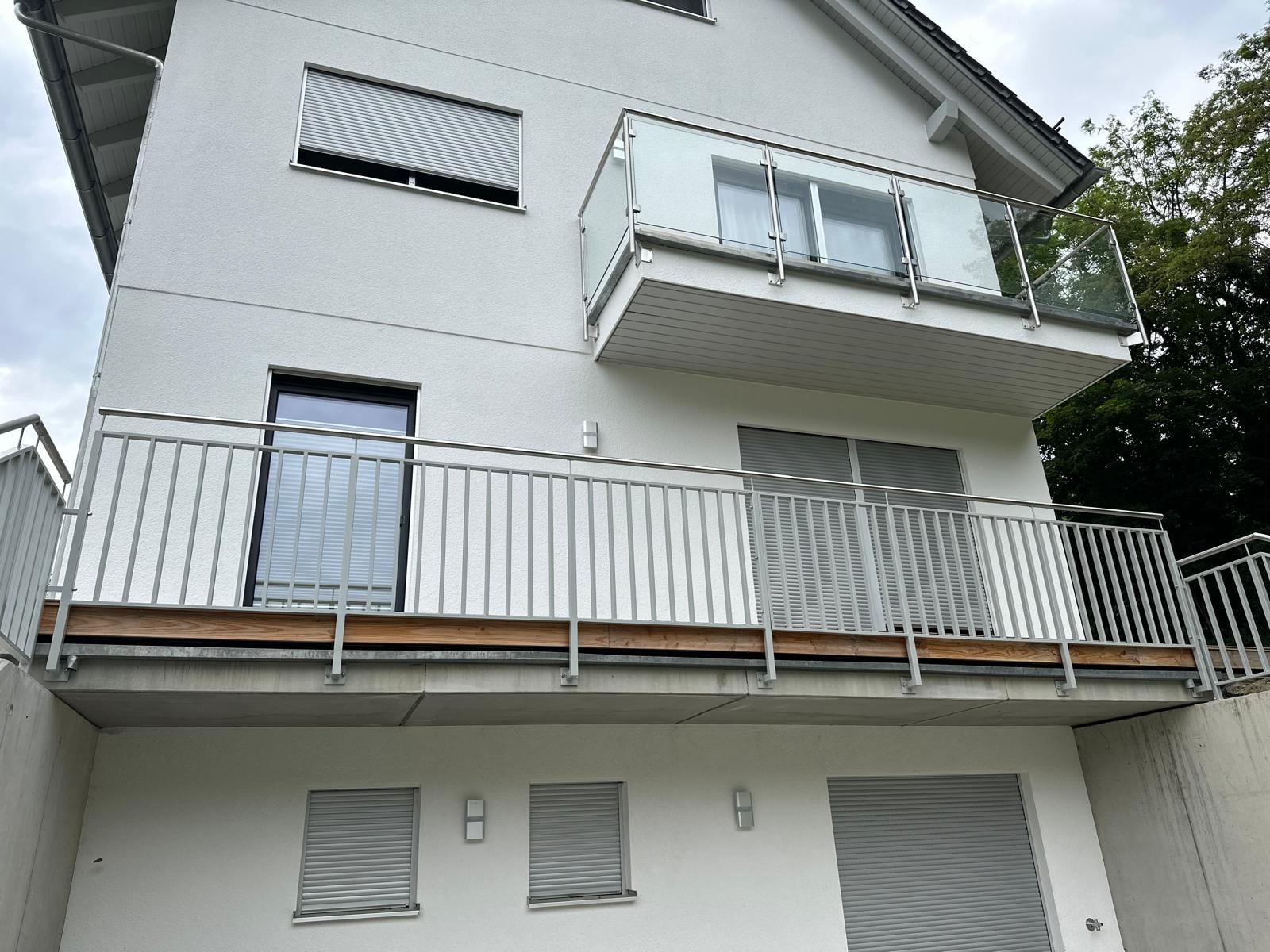 Balcon filant avec garde-corps à barreaux verticaux — Lignolets, Nyon (VD)