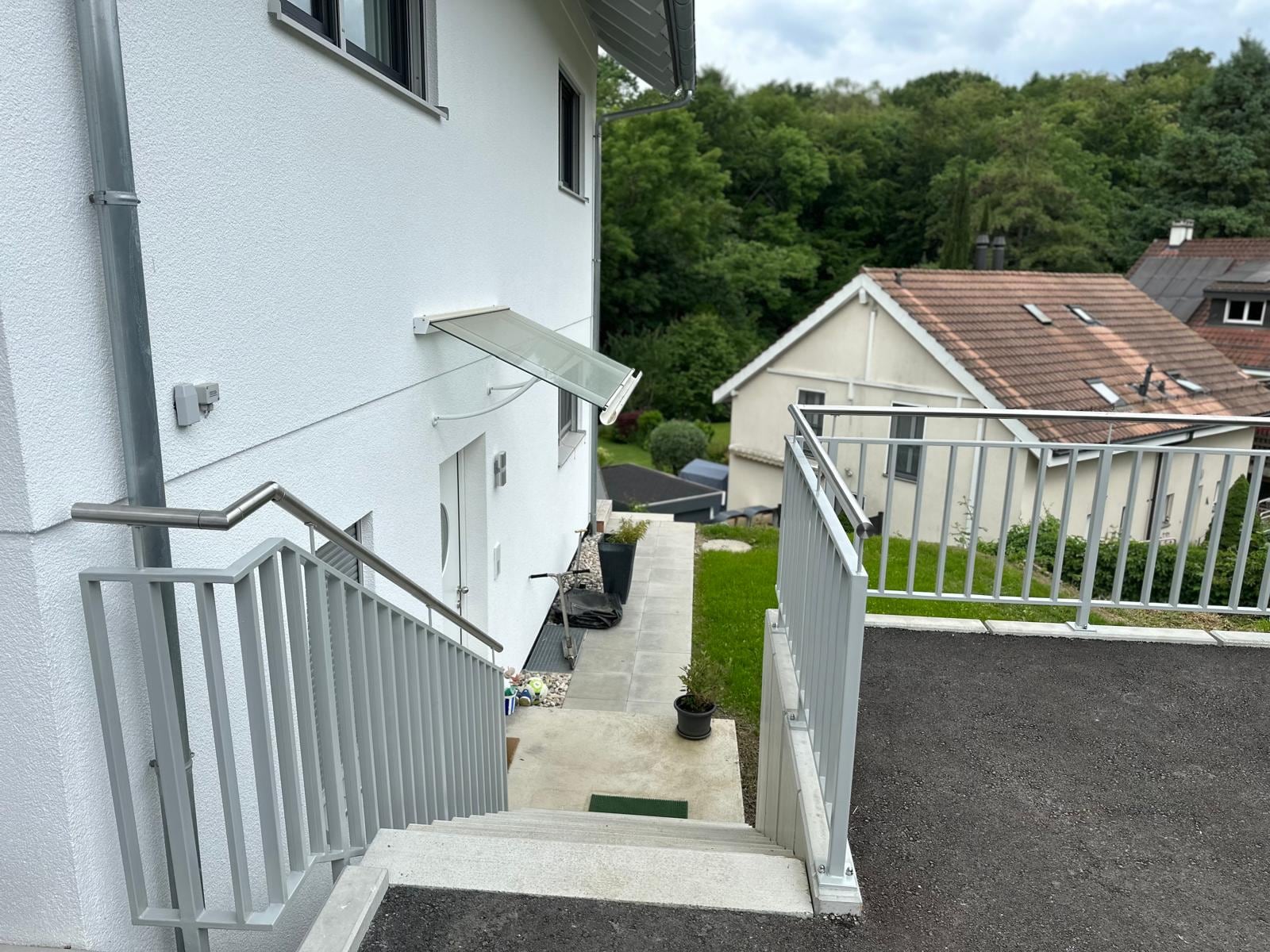 Escalier extérieur avec garde-corps à barreaux et main courante — Lignolets, Nyon (VD)