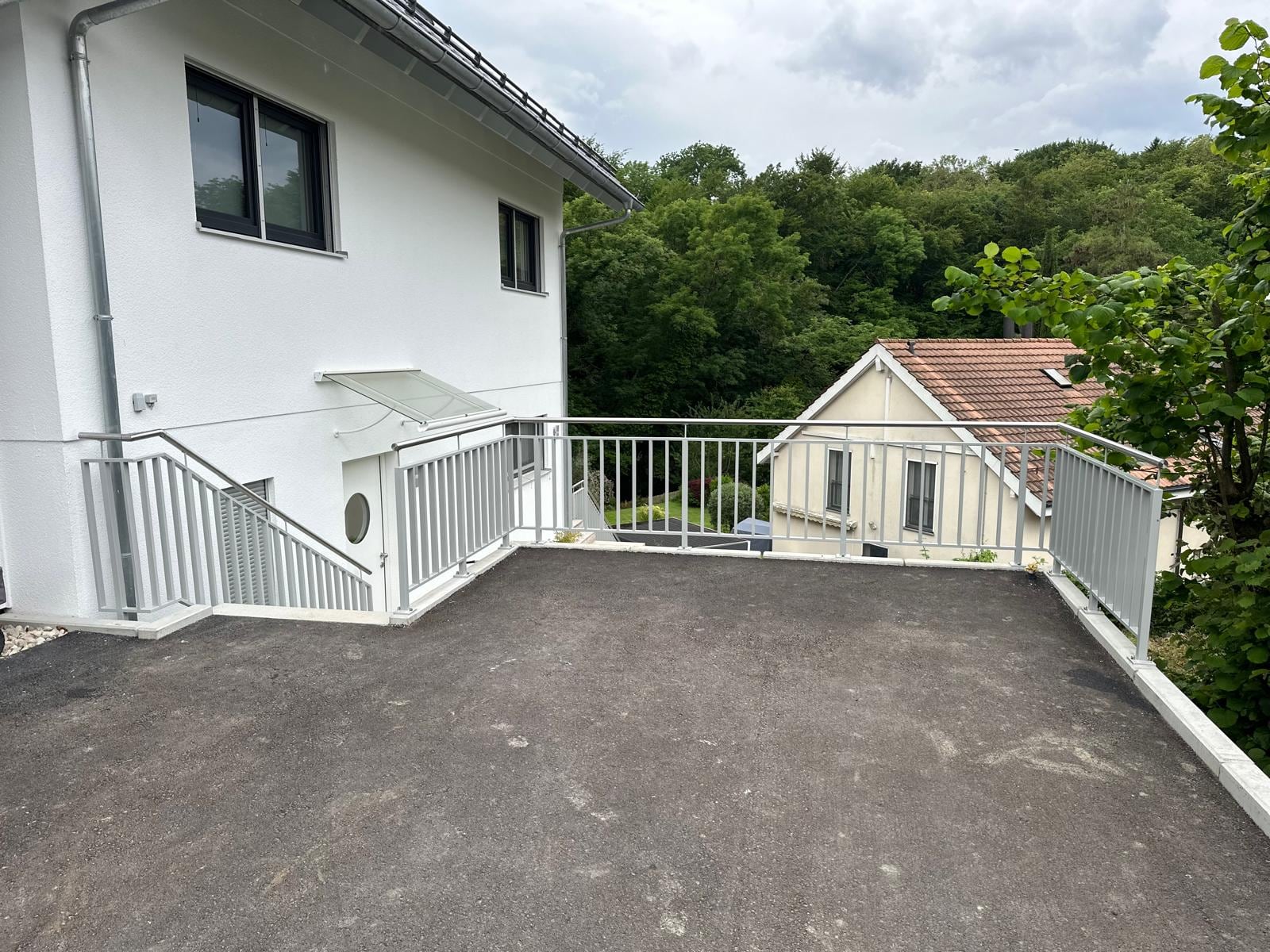 Terrasse et ses garde-corps, vue d’ensemble — Lignolets, Nyon (VD)