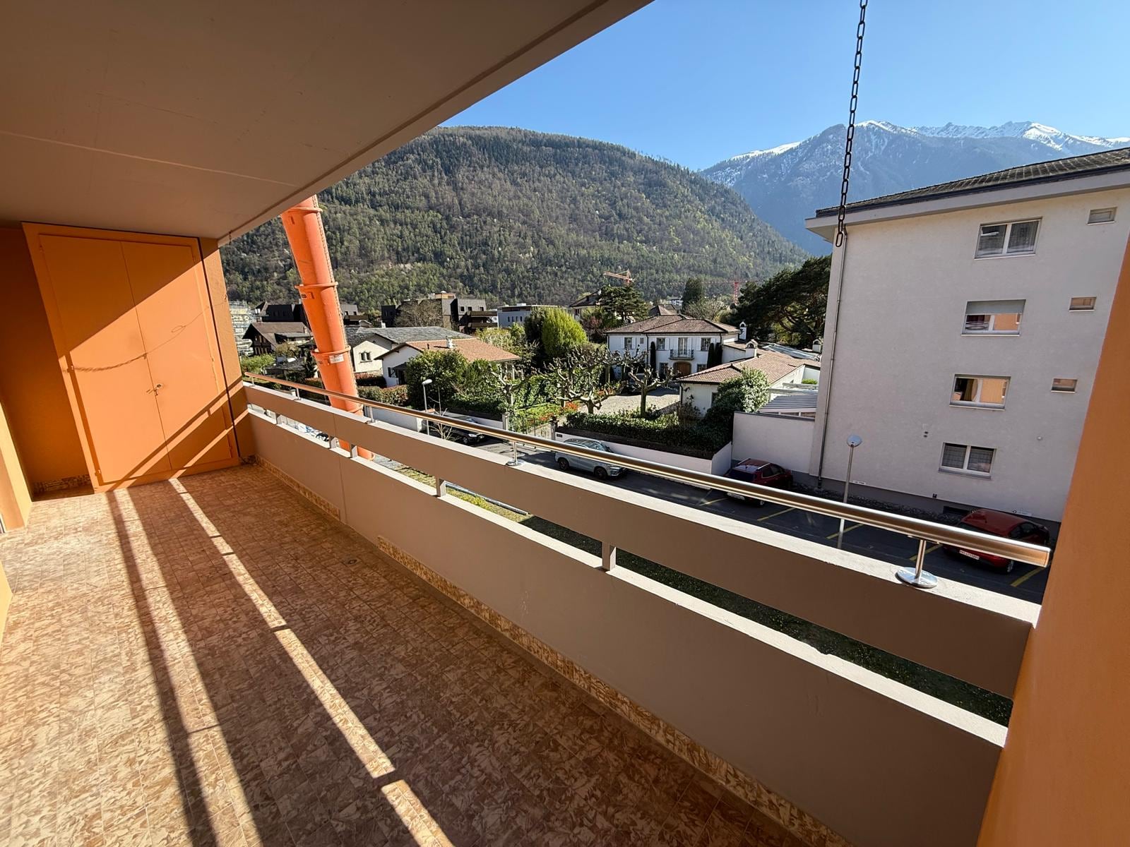 Loggia avec main courante inox posée sur le parapet — Epineys, Martigny (VS)