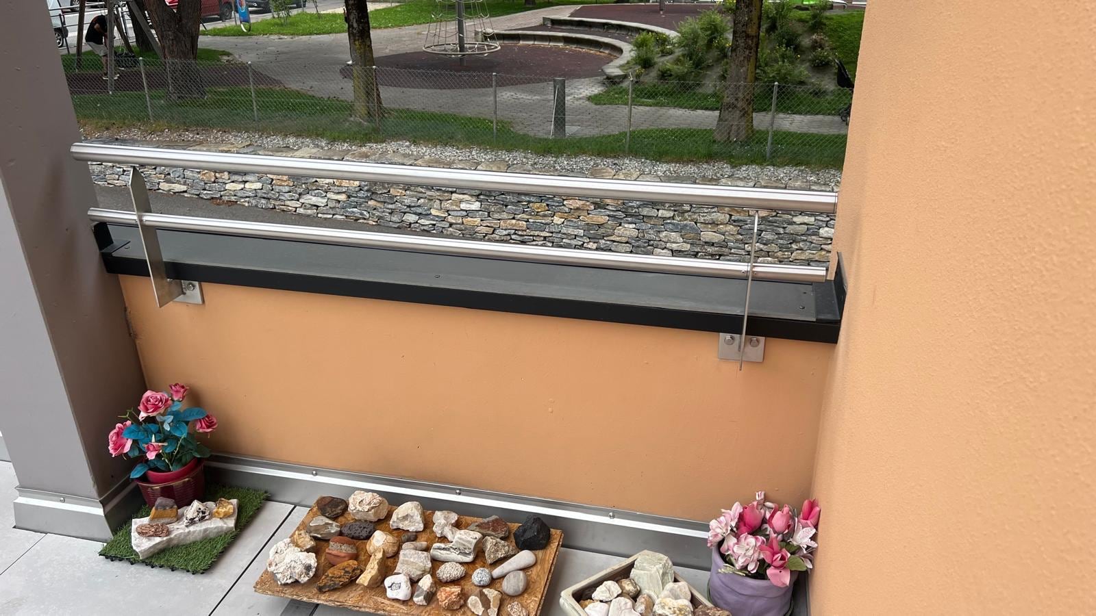 Parapet surmonté d’une main courante inox à deux lisses — Epineys, Martigny (VS)