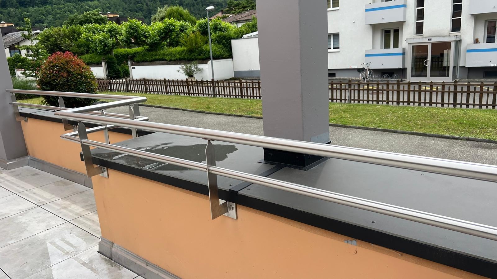 Détail d’une main courante inox à deux lisses fixée par consoles — Epineys, Martigny (VS)