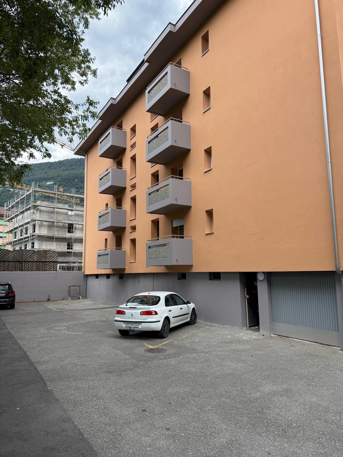 Façade latérale de l’immeuble et ses balcons — Epineys, Martigny (VS)