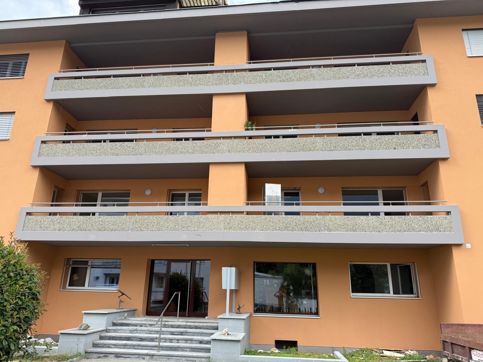 Façade à balcons filants et main courante de l’escalier d’entrée — Epineys, Martigny (VS)