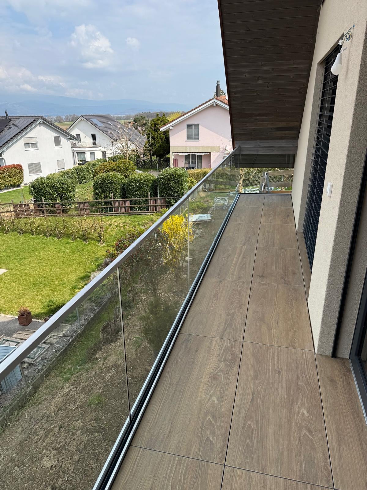 Long balcon avec garde-corps en verre sans montants — Chabrey (FR)
