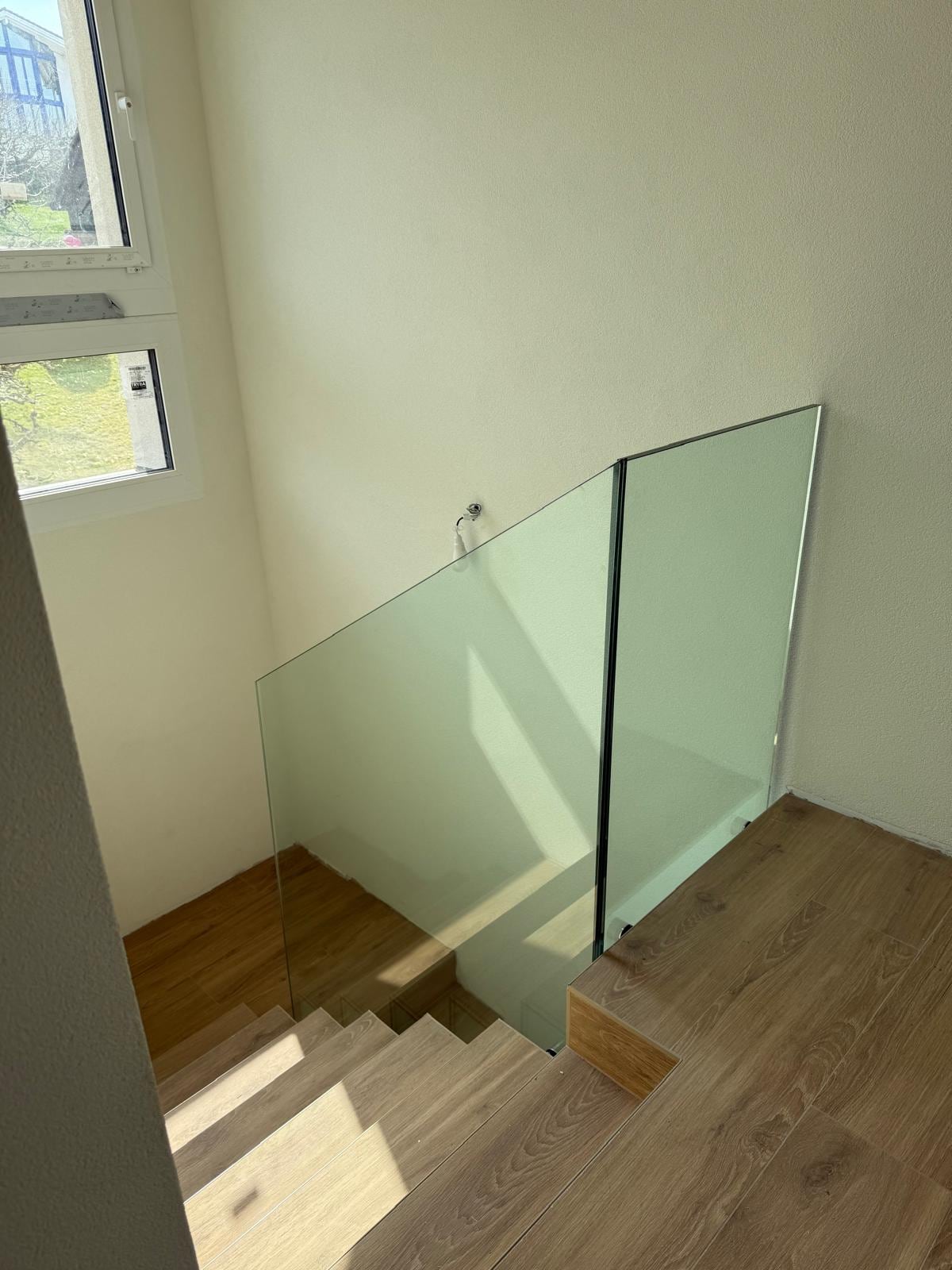 Garde-corps en verre autour d’une trémie d’escalier intérieur — Chabrey (FR)