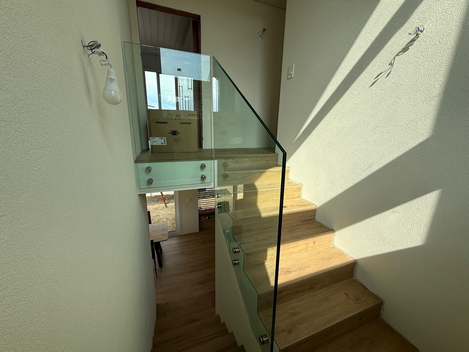 Escalier intérieur à marches bois, garde-corps en verre fixé par pinces — Chabrey (FR)