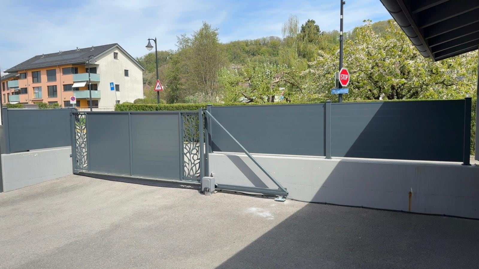 Portail coulissant motorisé à motif végétal et clôture à lames pleines — Eclepens (VD)